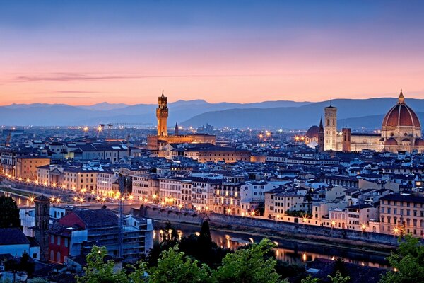 Panorama von Florenz in hellen Lichtern vor dem Hintergrund des untergehenden Himmels