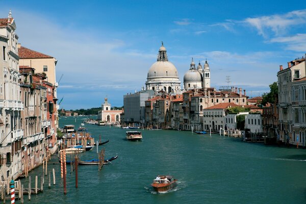 Vista del hermoso canal de Venecia