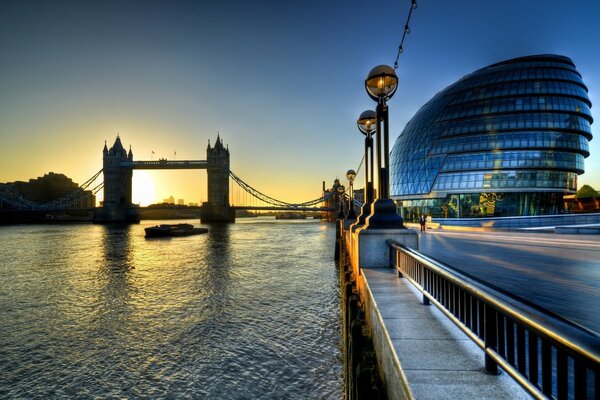 Puente de Londres al amanecer