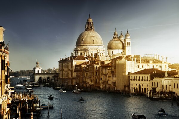 El hermoso canal de Venecia, Italia