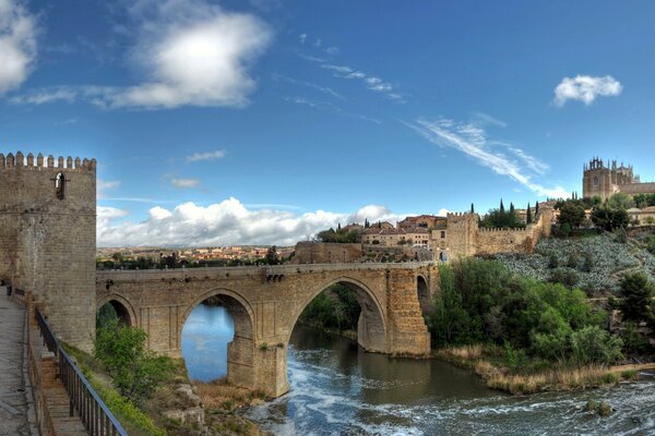 Ponte della fortezza sul fiume in Spagna