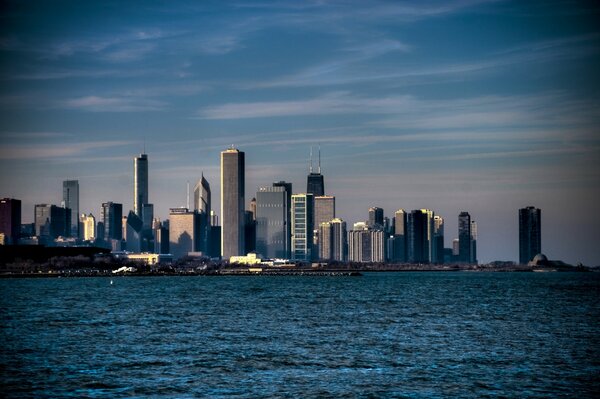 Grattacieli a Chicago. Acqua e cielo