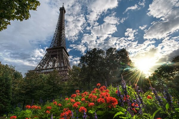 Tour Eiffel dans le ciel avec des nuages