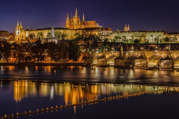 Karlsbrücke in Prag bei Nacht