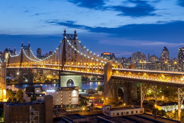 Queensboro Bridge in der Nachtstadt