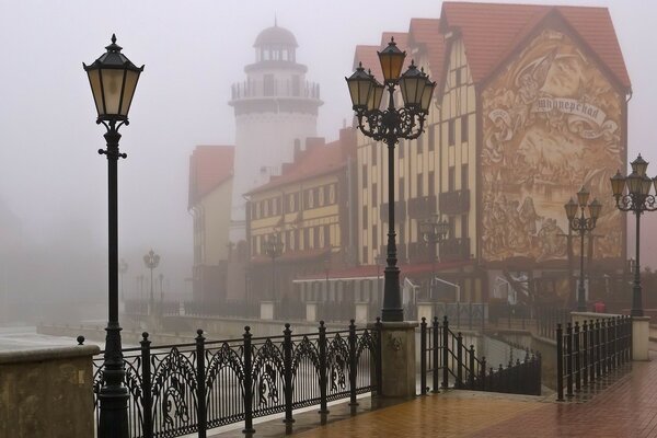 La ciudad está en la niebla. malecón. descenso al agua