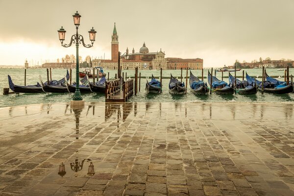 Gondole veneziane vicino alla riva del lungomare