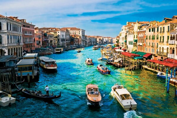 Canal de Venise avec gondoles et bateaux