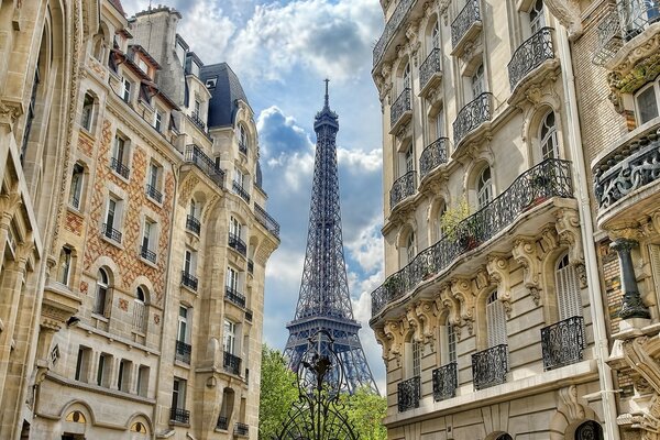 Vista de la torre Eiffel desde un ángulo inusual , entre dos casas