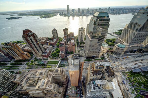 New Yorker Wolkenkratzer in der Nähe des Hudson River