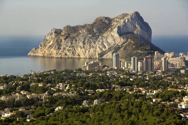 Ein faszinierendes Panorama der Stadt und der Felsen mitten im Mittelmeer