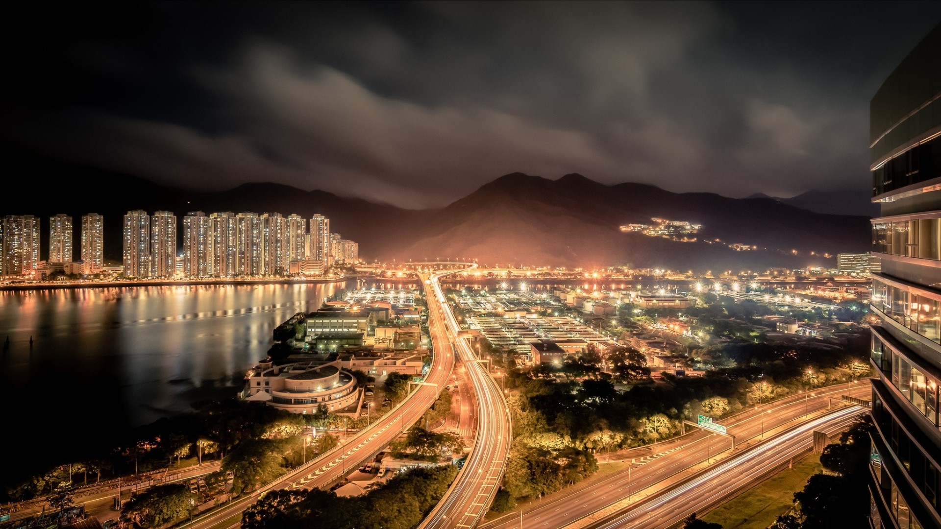 lumières rivière hong kong chine panorama ville de nuit montagnes route