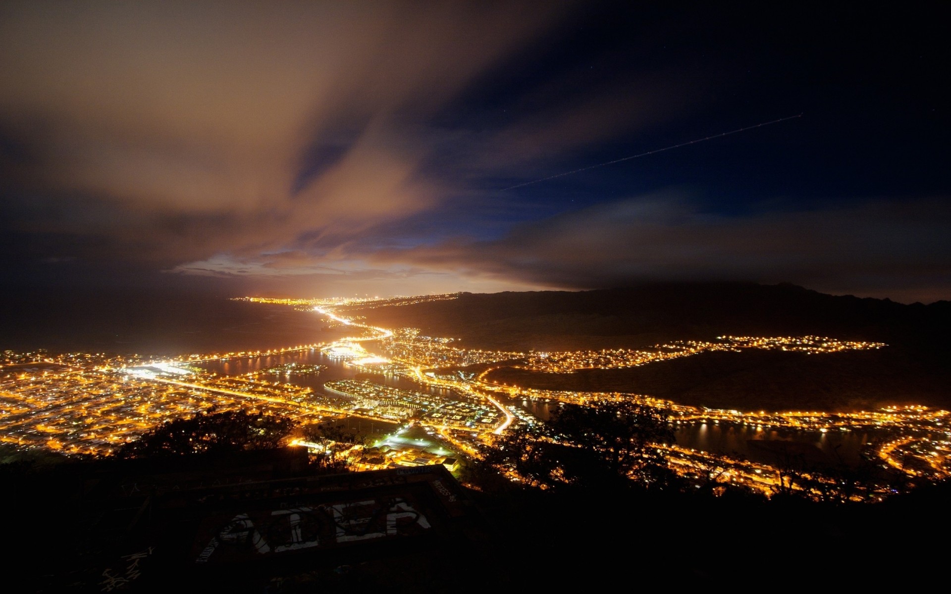 luci notte città vista dall alto cielo