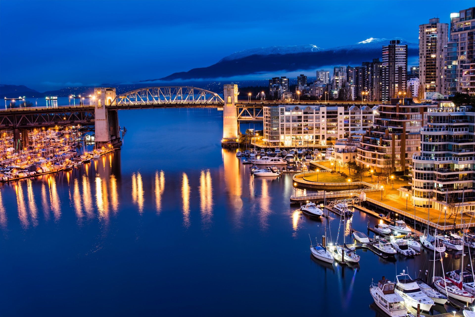 vancouver jachty port łodzie las noc kanada przystań miasta most. góry domy