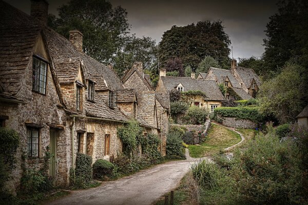 Eine Straße zwischen alten Häusern in England