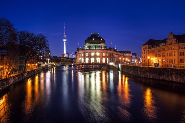 Reflet de la cathédrale de Berlin dans la rivière Spree