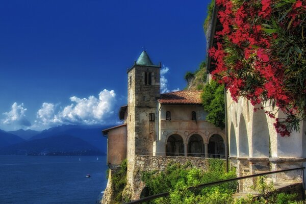 Monastero di Santa Caterina del Sasso nelle montagne D Italia