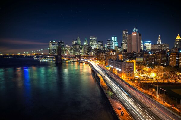 Nocne nabrzeże miasta Manhattan