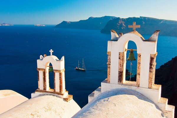 Campana en la isla de Santorini en Grecia