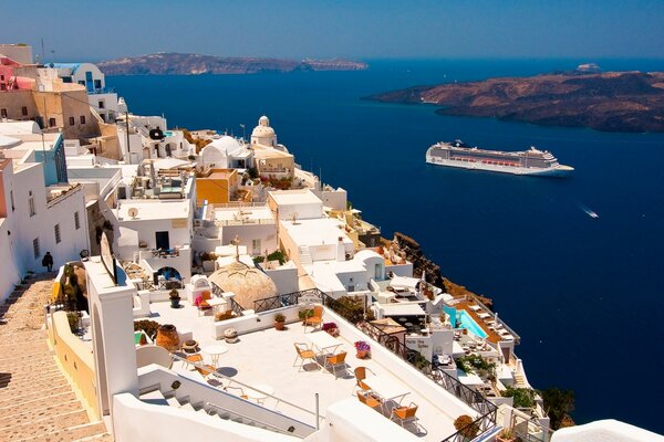 Die weißen Häuser von Santorini. Blick vom Berg zum Meer