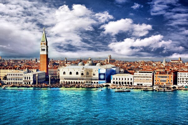 Palacio italiano de las lluvias en Venecia