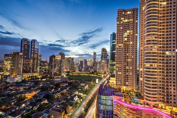 Luces de la noche de la ciudad de Yakarta