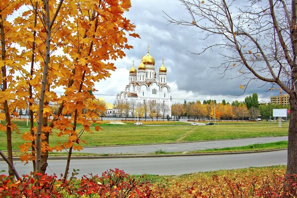 Как красиво смотреться собор осенью