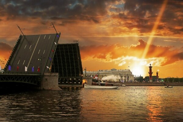 Санкт Петербург. Белые ночи. Разведеный мост