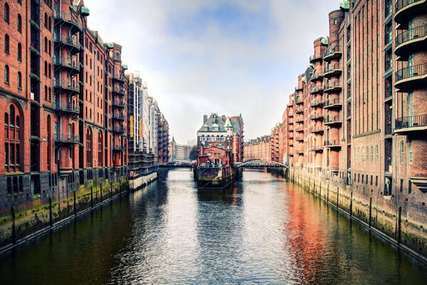 Rue avec des maisons en Allemagne près du canal