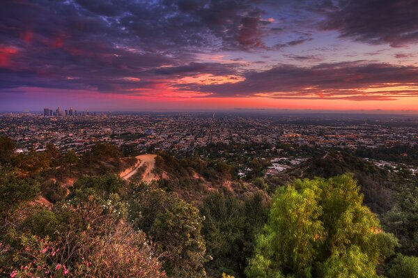 Vista desde la cima de la ciudad, hermosa puesta de sol