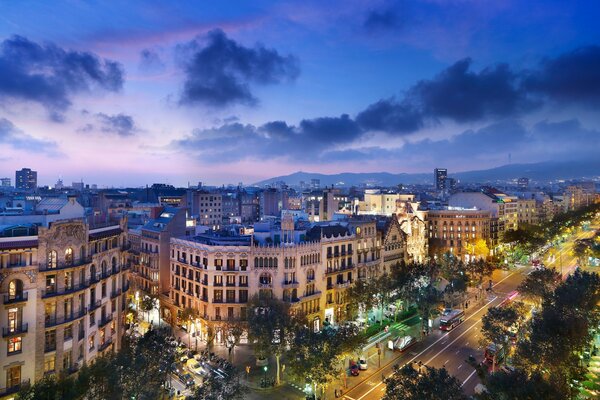 Rues nocturnes de Barcelone en Espagne