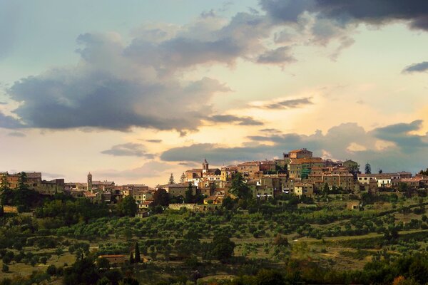 En la Toscana, un delicioso vino y un magnífico queso