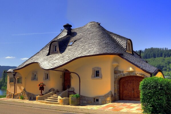 Ein ungewöhnliches, stilvolles Haus in der Provinz von Deutschland