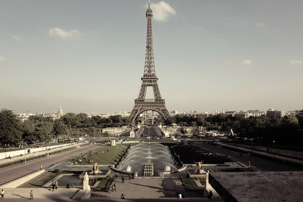 Eiffelturm im Sommer Sepia