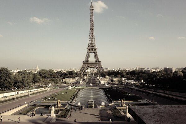 Torre Eiffel estate seppia