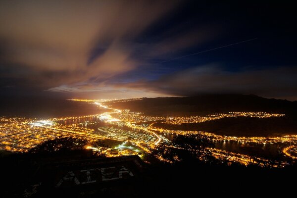 Vista superior de la ciudad nocturna