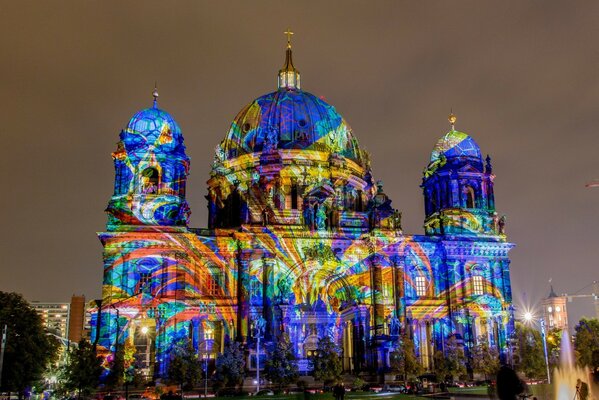 Der Berliner Dom leuchtet nachts mit Lichtern