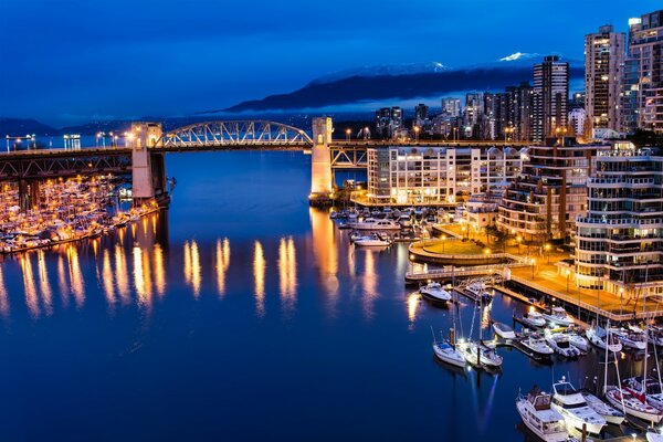 Yacht nel porto di Vancouver porto turistico della città popnorama notturno