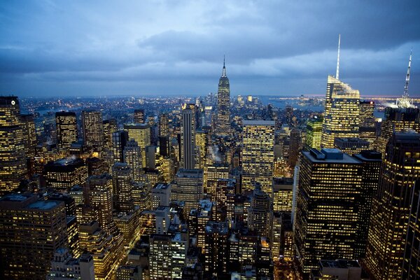 Noche de nueva York a la luz de las nubes de tormenta