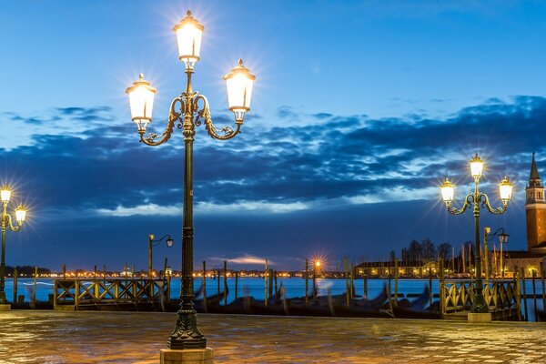 Paesaggio notturno con lanterne accese