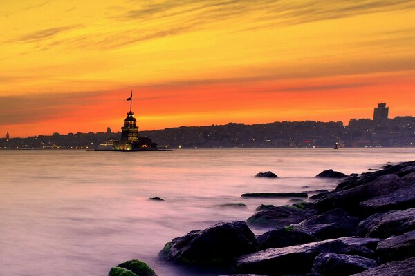 Ruhiges Meer bei Sonnenuntergang in Istanbul