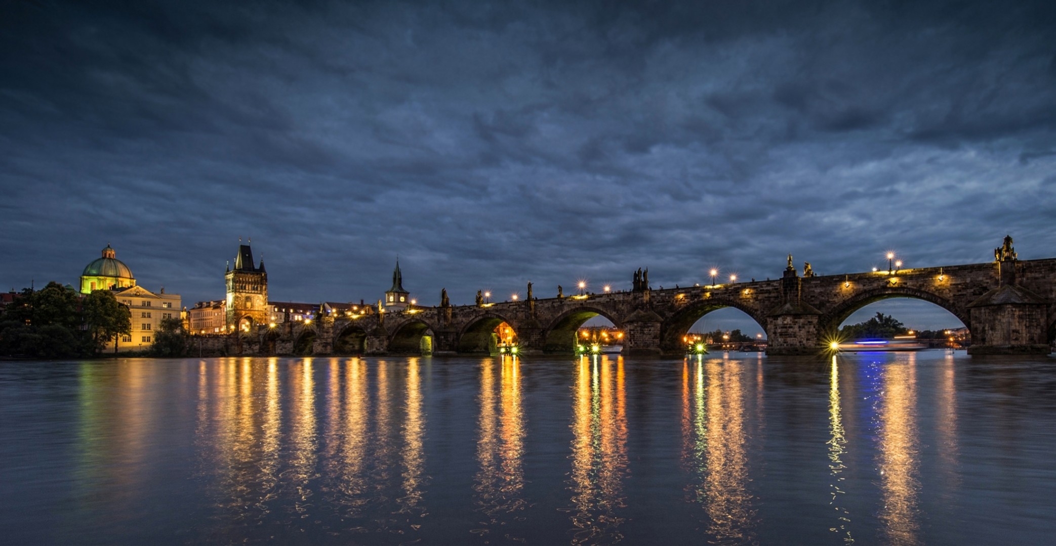 wełtawa światła most karola rzeka odbicie światło miasto noc niebo czechy praga czechy