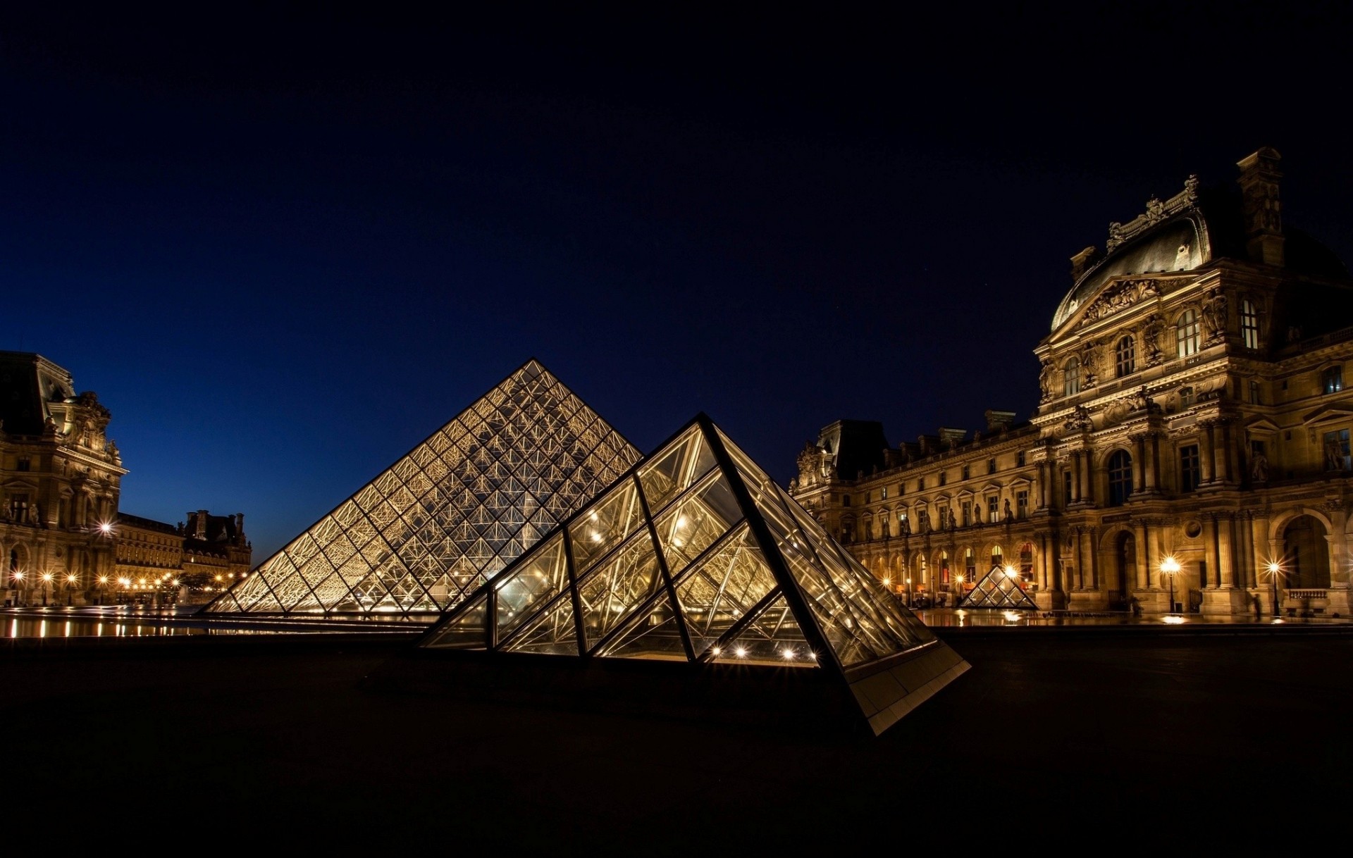 pyramide musée france lumière paris qatar airways ville louvre nuit éclairage