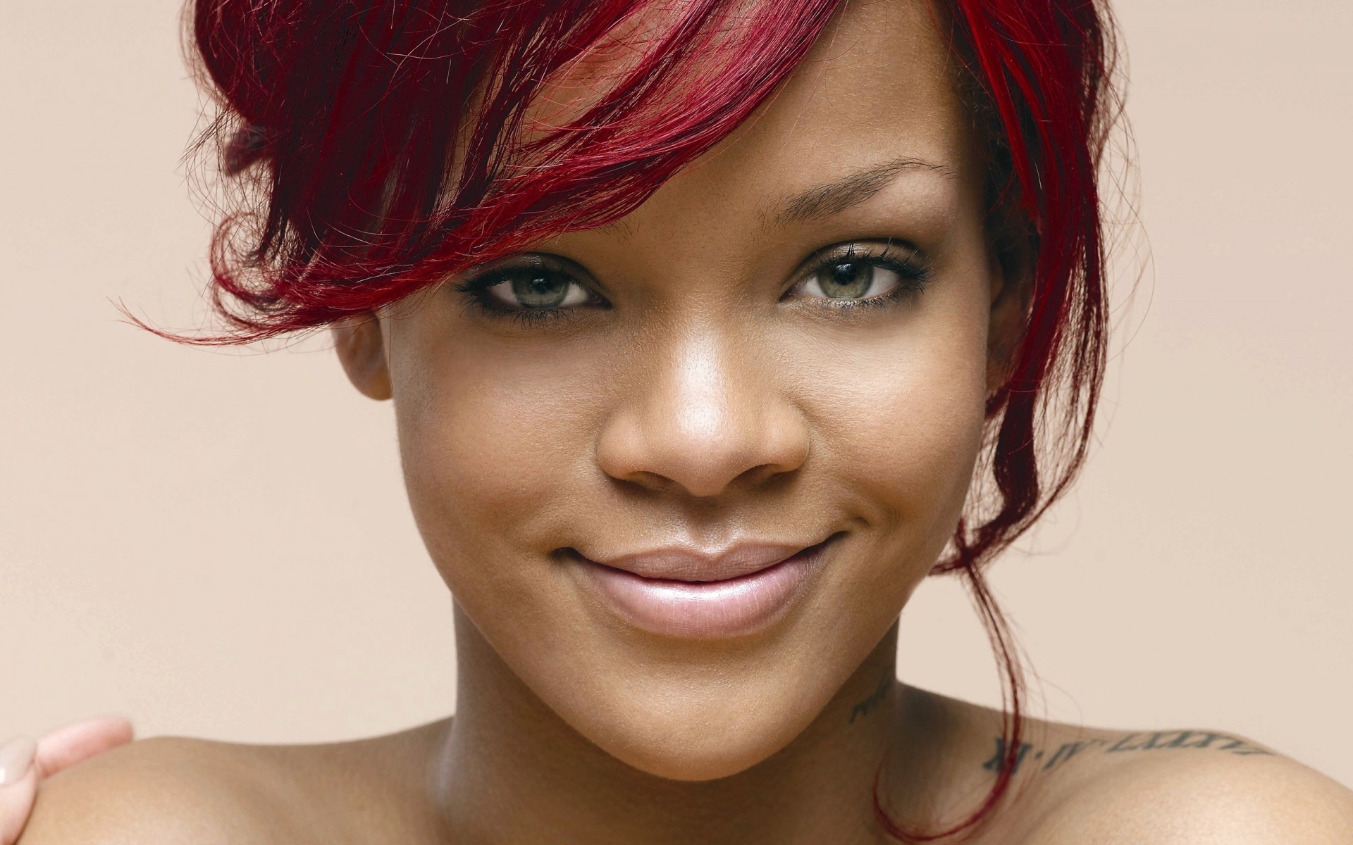 morena cara tatuajes rihanna