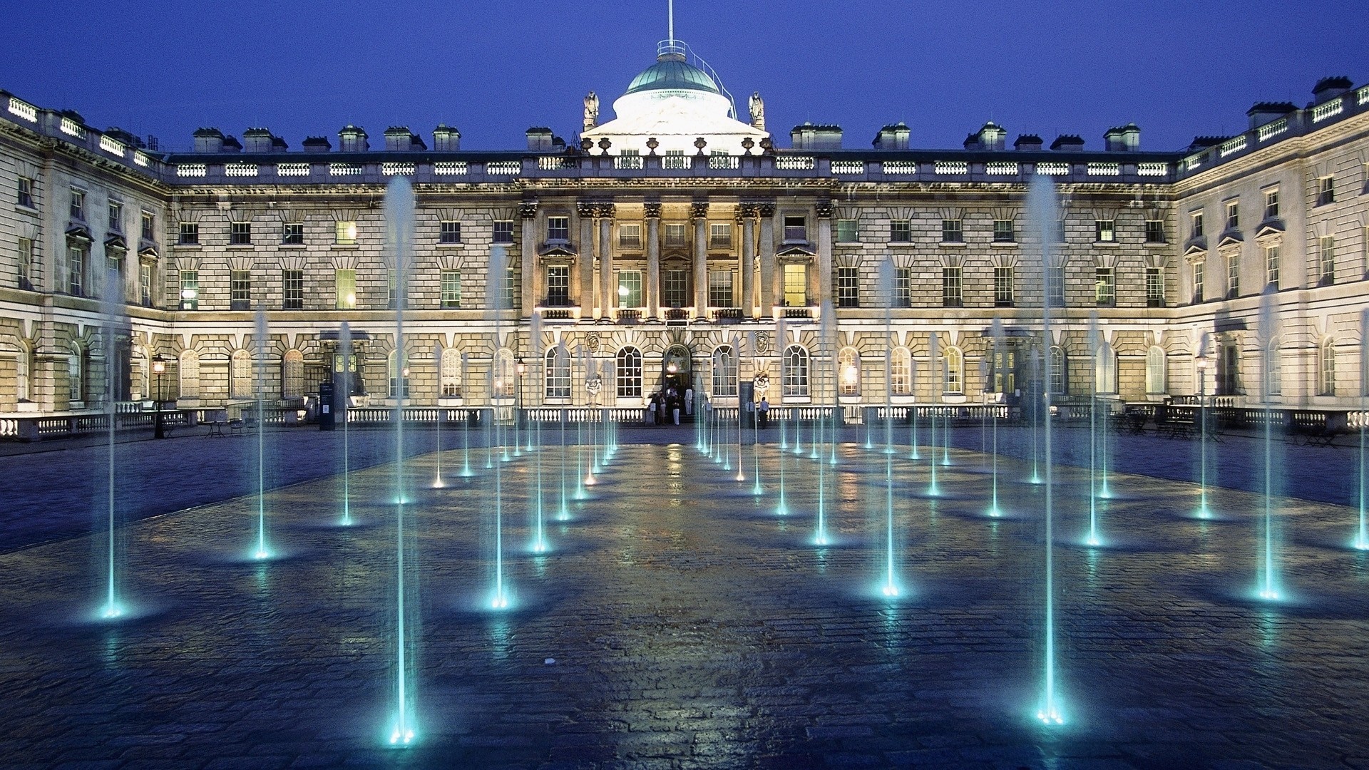 blue london fountain town