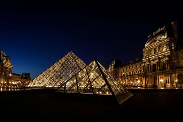 Das Louvre-Museum in der Nacht von Paris