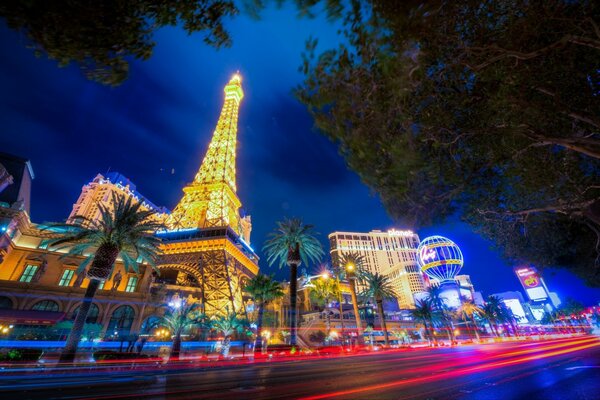 Torre efelica di Las Vegas di notte