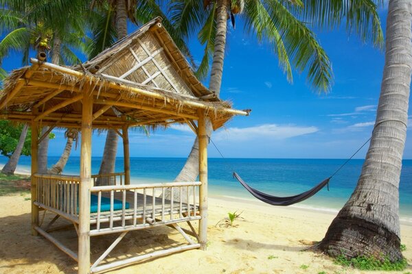 Relax Pavillon am Meer am Strand mit Hängematte sonnige Erholung