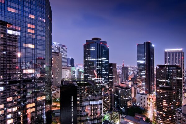 Vue de la ville de nuit à Tokyo