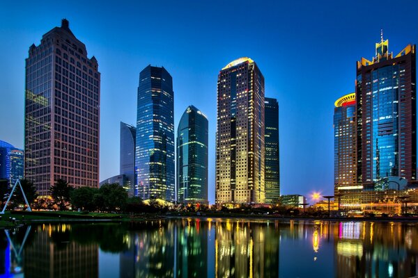 Reflejo de la ciudad nocturna en el río